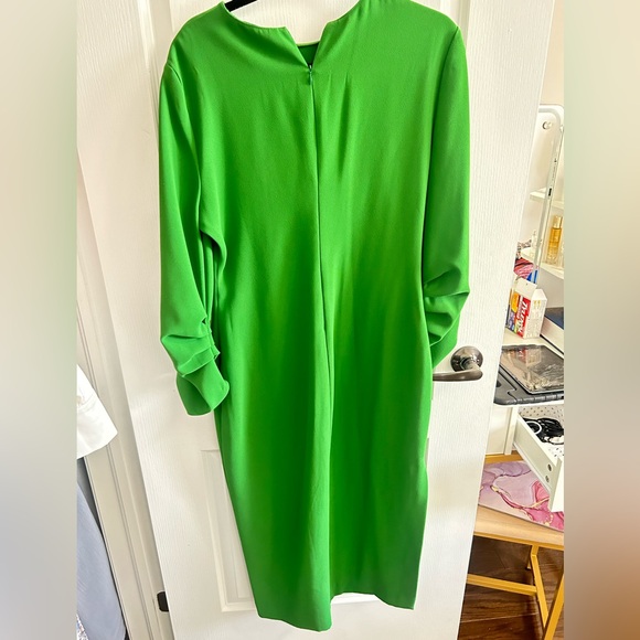 Beautiful Green midi dress from Zara in amazing condition - Picture 2 of 3